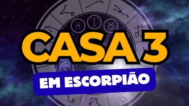 Há um escrito grande "CASA 3" no centro da imagem. Embaixo e um pouco menor, há um escrito "EM ESCORPIÃO". Ao fundo, há o universo e uma roda do zodíaco.