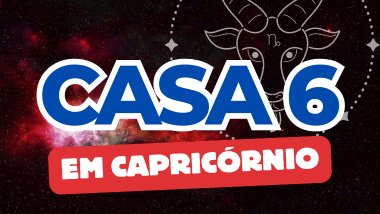 Há um escrito grande "CASA 6" no centro da imagem. Embaixo e um pouco menor, há um escrito "EM CAPRICÓRNIO". Ao fundo, há o universo e uma imagem do símbolo de Capricórnio.