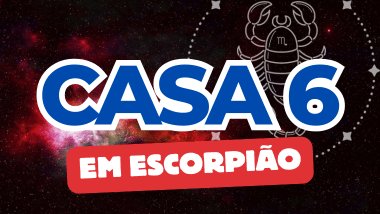 Há um escrito grande "CASA 6" no centro da imagem. Embaixo e um pouco menor, há um escrito "EM ESCORPIÃO". Ao fundo, há o universo e uma imagem do símbolo de Escorpião.