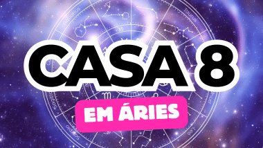 Há um escrito grande "CASA 8" no centro da imagem. Embaixo e um pouco menor, há um escrito "EM ÁRIES". Ao fundo, há o universo e uma roda do zodíaco.