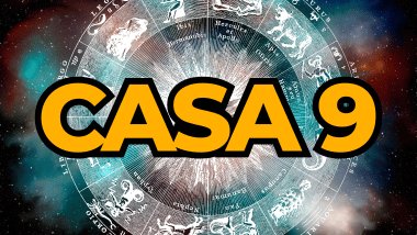 Há um escrito grande "CASA 9" no centro da imagem. Ao fundo, há o universo e uma roda do zodíaco.