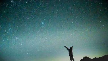 Horóscopo do dia de hoje (12/04): previsões dos signos para sábado