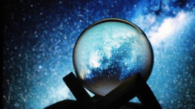 No foco da imagem, há uma bola de cristal. Ao fundo, há o universo.