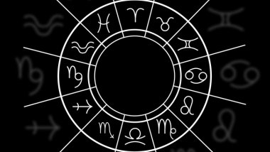 No foco da imagem, há uma Roda do Zodíaco e os símbolos dos signos.