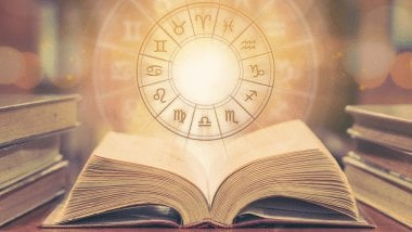 Chinnapong / Getty Images / Canva No foco da imagem, há uma Roda do Zodíaco e, embaixo dela, há um livro aberto.