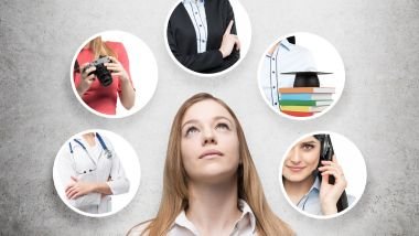 Imagem do rosto de uma mulher loura ao centro e sobre a cabeça dela, vários balões ilustrados com profissões diferentes.