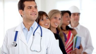 Imagem de homens e mulheres com diferentes profissões entre si.