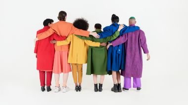 Imagem de seis pessoas, homens e mulheres, vestidos com as cores do LGBTQIA+, simbolizando os cantores mais famosos desta identidade de gênero.