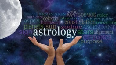Imagem de várias frases escritas sobre planetas, constelações, cosmos e astrologia escritas em inglês. Ao lado esquerdo, a foto da Lua.