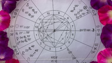 Imagem de um desenho de um mapa astral. Ao redor da foto, petálas de flores nas cores rosa e roxo.