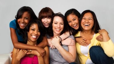 Imagem de várias mulheres, simbolizando a mãe de cada signo.