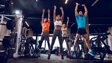 Imagem de 4 pessoas homens e mulheres se exercitando dentro de uma academia.