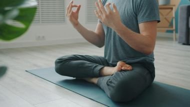 Imagem de um homem praticando a yoga e fazendo a meditação