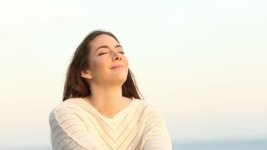 Imagem de uma mulher aprendendo a técnica de respiração para se sentir melhor e relaxar.