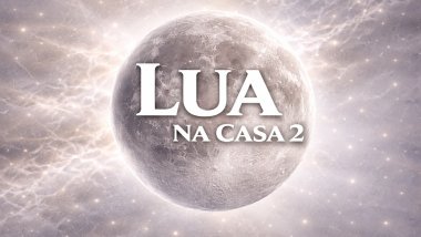 Ilustração da Lua em tons prateados e suaves, com superfície detalhada, sobre um fundo espacial claro e etéreo. Texto central: “LUA” e, abaixo, “NA CASA 2”, em fonte branca e grande.