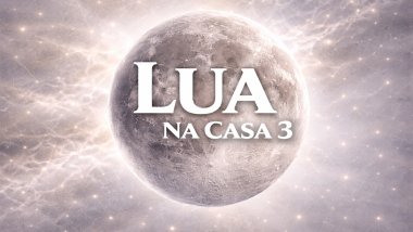 Ilustração da Lua em tons prateados e suaves, com superfície detalhada, sobre um fundo espacial claro e etéreo. Texto central: “LUA” e, abaixo, “NA CASA 3”, em fonte branca e grande.
