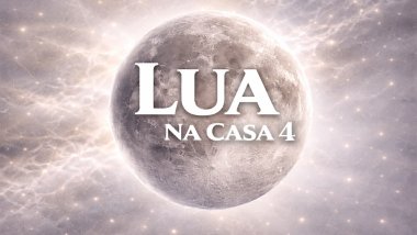 Ilustração da Lua em tons prateados e suaves, com superfície detalhada, sobre um fundo espacial claro e etéreo. Texto central: “LUA” e, abaixo, “NA CASA 4”, em fonte branca e grande.