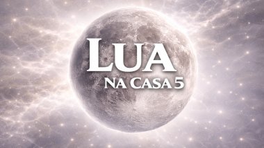 Ilustração da Lua em tons prateados e suaves, com superfície detalhada, sobre um fundo espacial claro e etéreo. Texto central: “LUA” e, abaixo, “NA CASA 5”, em fonte branca e grande.