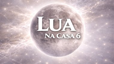 Ilustração da Lua em tons prateados e suaves, com superfície detalhada, sobre um fundo espacial claro e etéreo. Texto central: “LUA” e, abaixo, “NA CASA 6”, em fonte branca e grande.