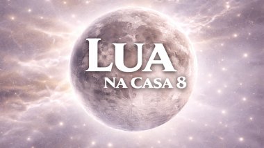 Ilustração da Lua em tons prateados e suaves, com superfície detalhada, sobre um fundo espacial claro e etéreo. Texto central: “LUA” e, abaixo, “NA CASA 8”, em fonte branca e grande.