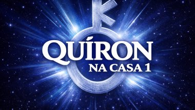 Imagem espacial azul com feixes de luz ao fundo, símbolo de Quíron ao centro e texto grande em branco: ‘QUÍRON’ e abaixo ‘NA CASA 1’.