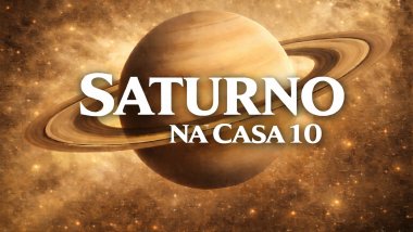 Ilustração do planeta Saturno em tons dourados, com anéis bem definidos, sobre um fundo cósmico iluminado. Texto central em destaque: “SATURNO” e, abaixo, “NA CASA 10”, em fonte branca e grande.