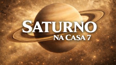 Ilustração do planeta Saturno em tons dourados, com anéis bem definidos, sobre um fundo cósmico iluminado. Texto central em destaque: “SATURNO” e, abaixo, “NA CASA 7”, em fonte branca e grande.