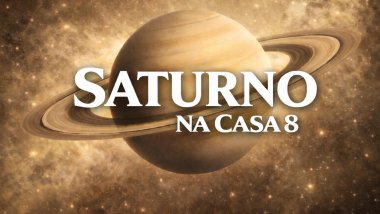 Ilustração do planeta Saturno em tons dourados, com anéis bem definidos, sobre um fundo cósmico iluminado. Texto central em destaque: “SATURNO” e, abaixo, “NA CASA 8”, em fonte branca e grande.