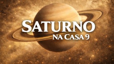 Ilustração do planeta Saturno em tons dourados, com anéis bem definidos, sobre um fundo cósmico iluminado. Texto central em destaque: “SATURNO” e, abaixo, “NA CASA 9”, em fonte branca e grande.