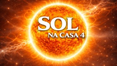 Ilustração do Sol em tons dourados e alaranjados, com brilho intenso e chamas ao redor, sobre um fundo espacial luminoso. Texto central: “SOL” e, abaixo, “NA CASA 4”, em fonte branca e grande.