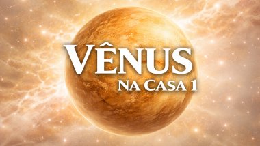 Ilustração do planeta Vênus em tons dourados e suaves, com aparência luminosa, sobre um fundo espacial claro e etéreo. Texto central: “VÊNUS” e, abaixo, “NA CASA 1”, em fonte branca e grande.