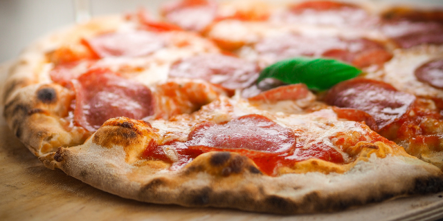 Pizza de calabresa. 