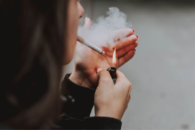 Mulher acendendo um cigarro