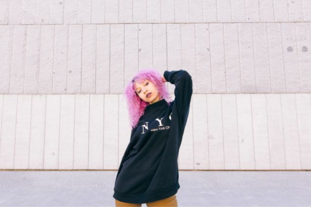 Mulher egocêntrica posando para foto