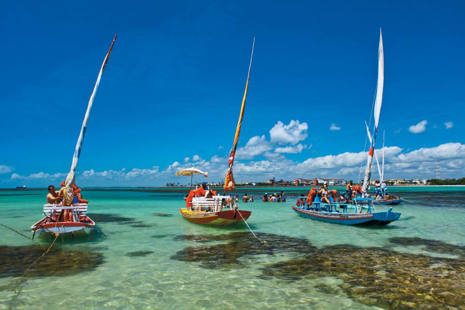 Jangadas em passeios turísticos na praia em Maceió