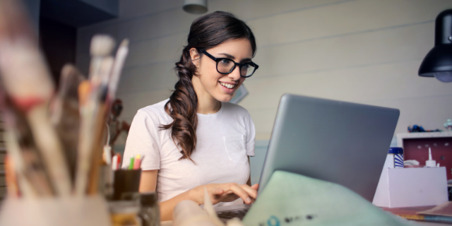 Mulher trabalhando em home office