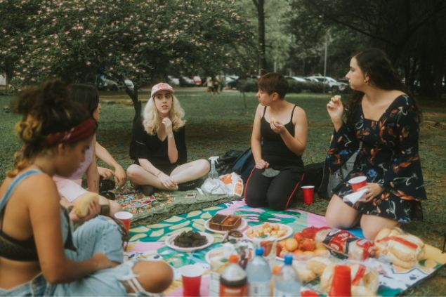 amigas no parque fazendo um piquenique