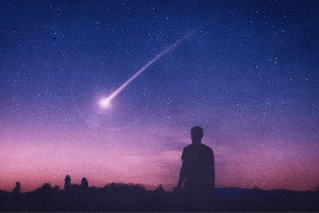 Homem observando estrela