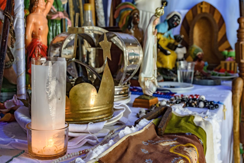 Mesa com imagens umbandistas