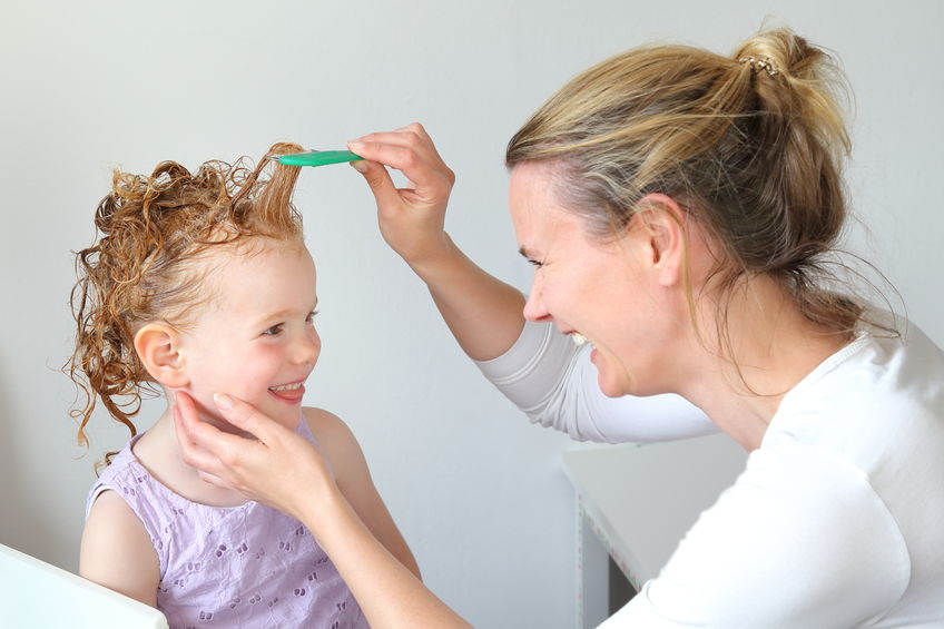Mulher Penteando Cabelo de Criança