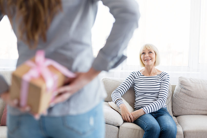 Mulher segurando presente para mãe