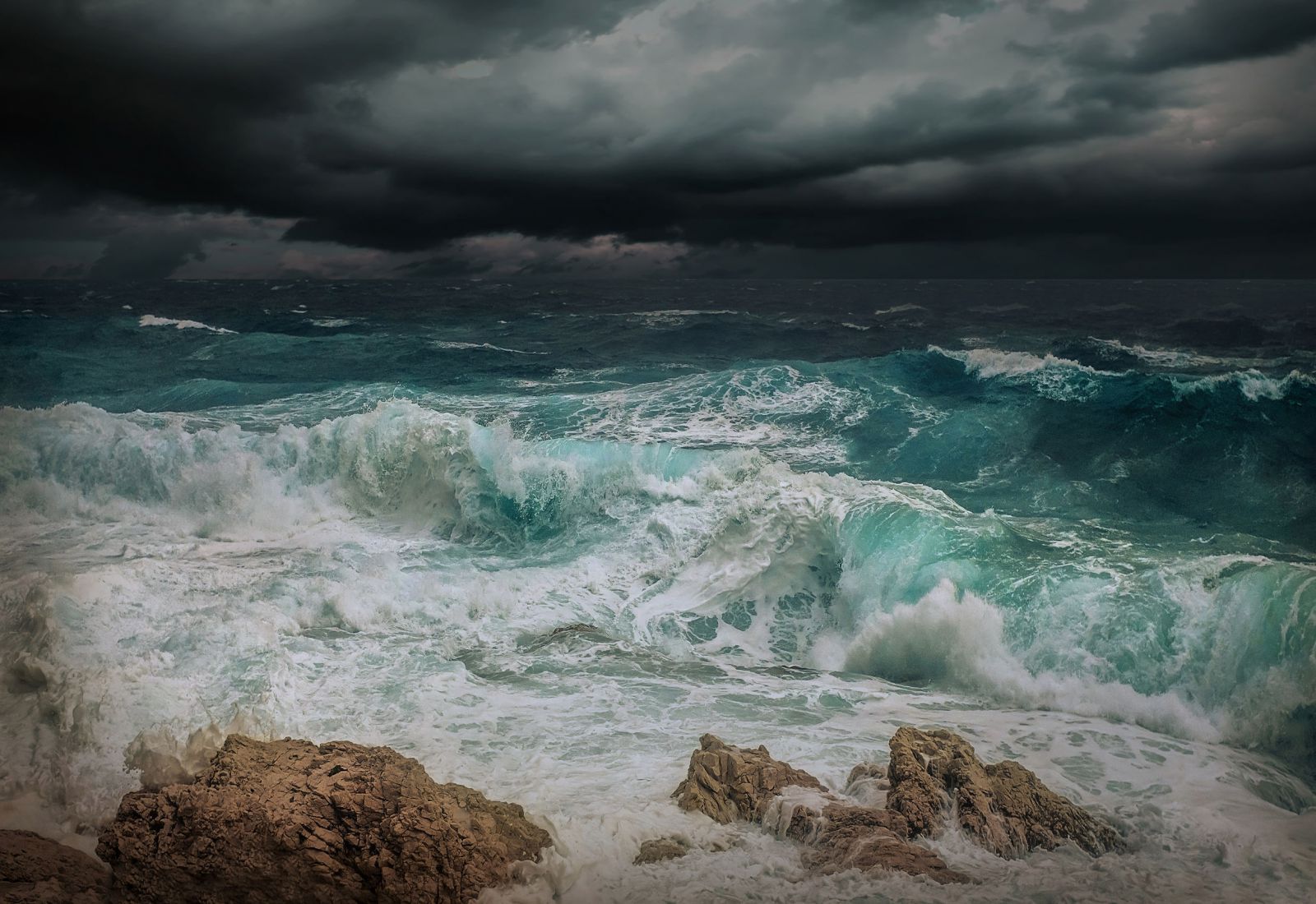 Mar agitado com ondas