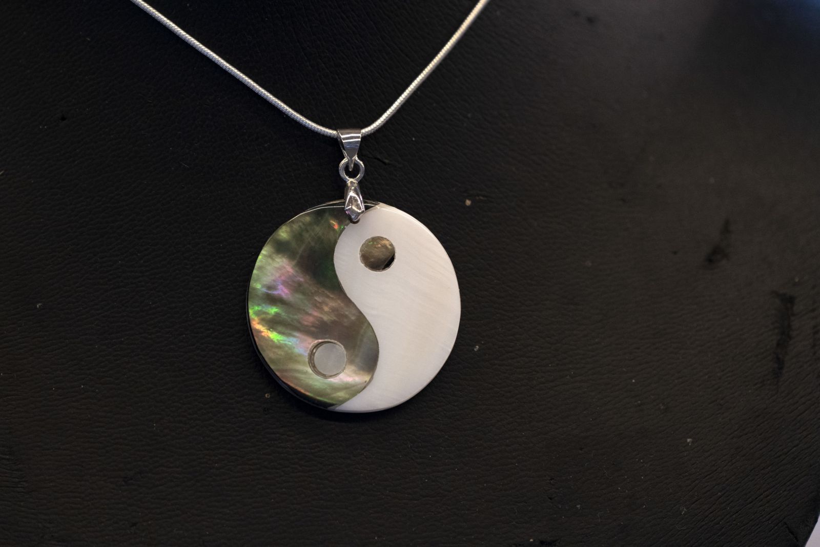 Colar com o símbolo do Yin Yang