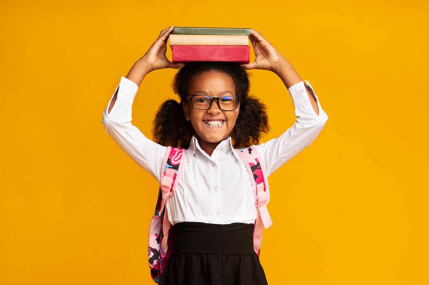 Menina com livros na cabeça