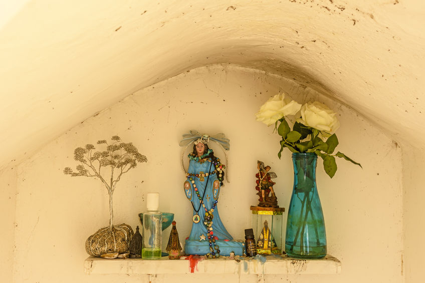 Imagem de Iemanjá e vaso de flores