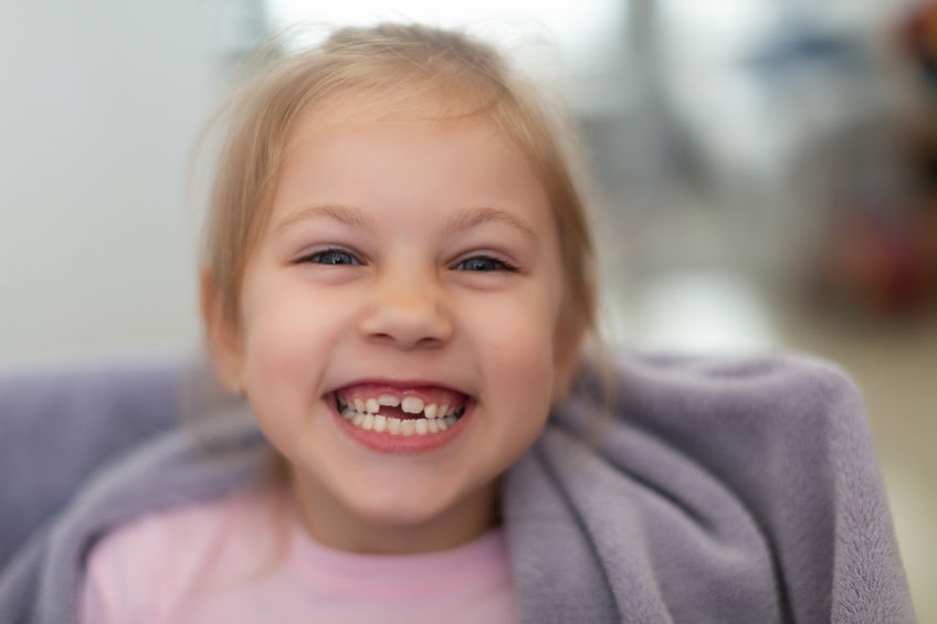 Dente nascendo em boca de criança
