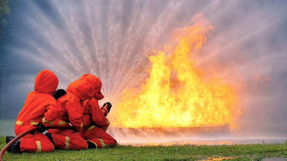 Bombeiros apagando fogo 