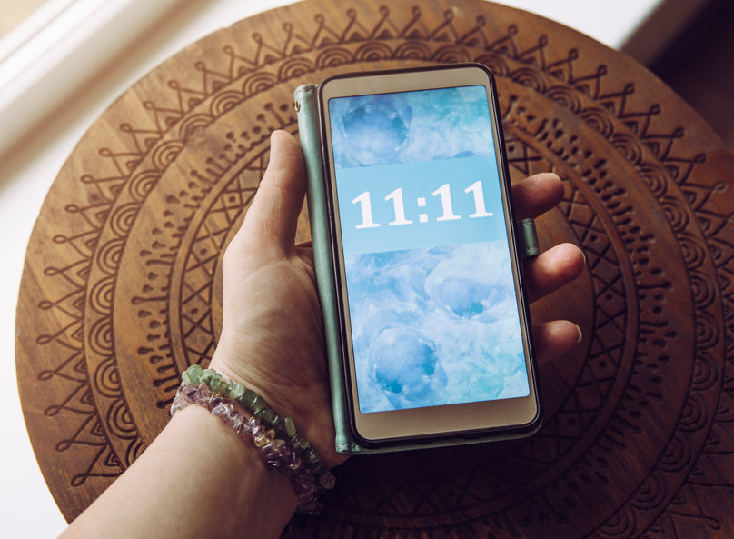 Celular com horas iguais 11:11.