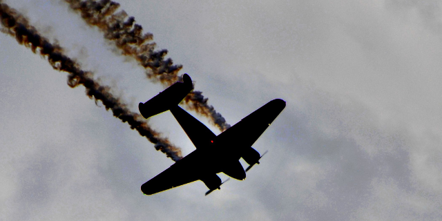acidente de avião caindo do céu