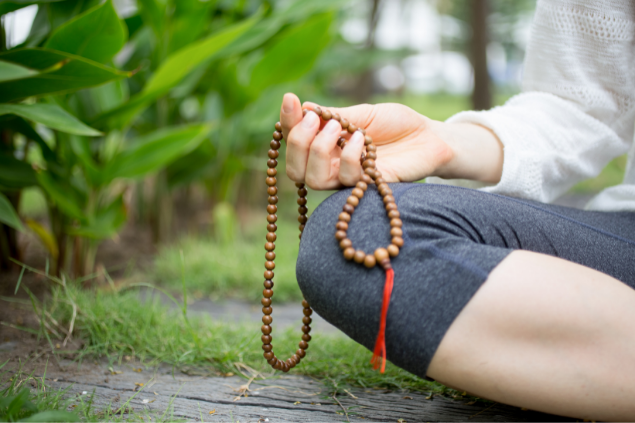 mulher meditando